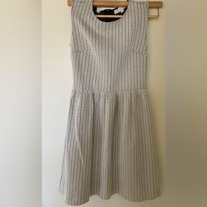 LOFT Women’s sleeveless Jacquard Chevron dress